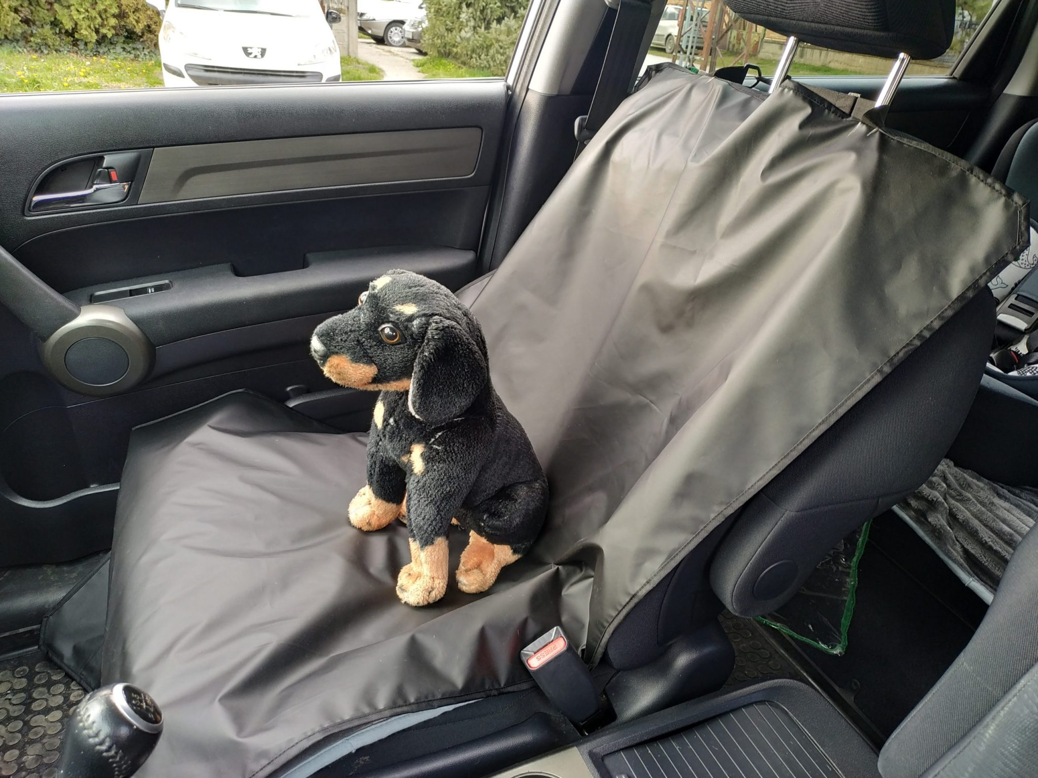 Prekrivač štiti od zaprljanosti, tečnosti, dlaka i cepanja.